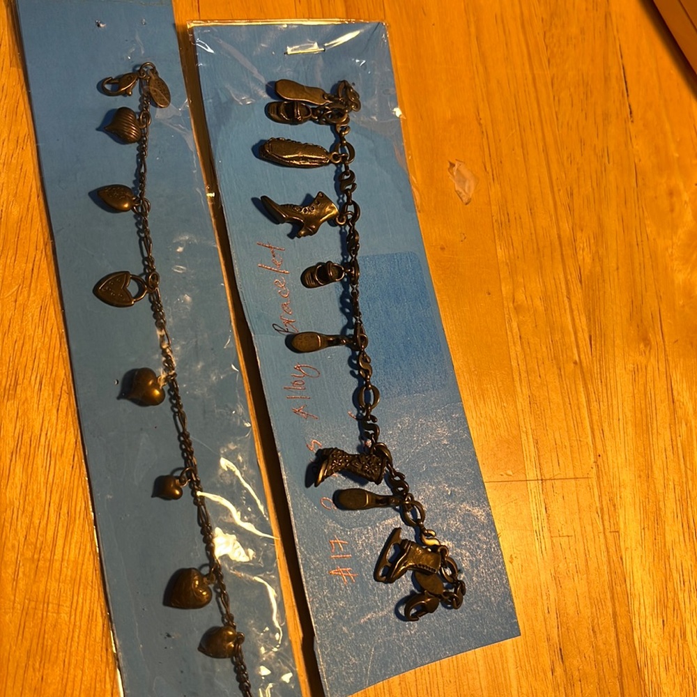 🎁3/$13.00🎁VTG: 2 Pcs. Alloy metal Bracelets.Buy 2 more and pay $13.00 only